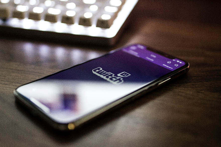 Smartphone mit der Twitch App