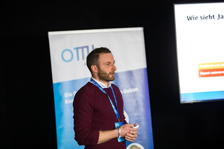 Christopher Bock mit seinem Vortrag zu "Customer Experience Marketing" beim OMT 2021.