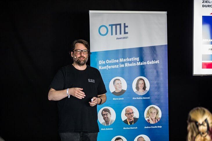 Niels Dahnke mit seinem Vortrag "PR und SEO" beim OMT 2021.