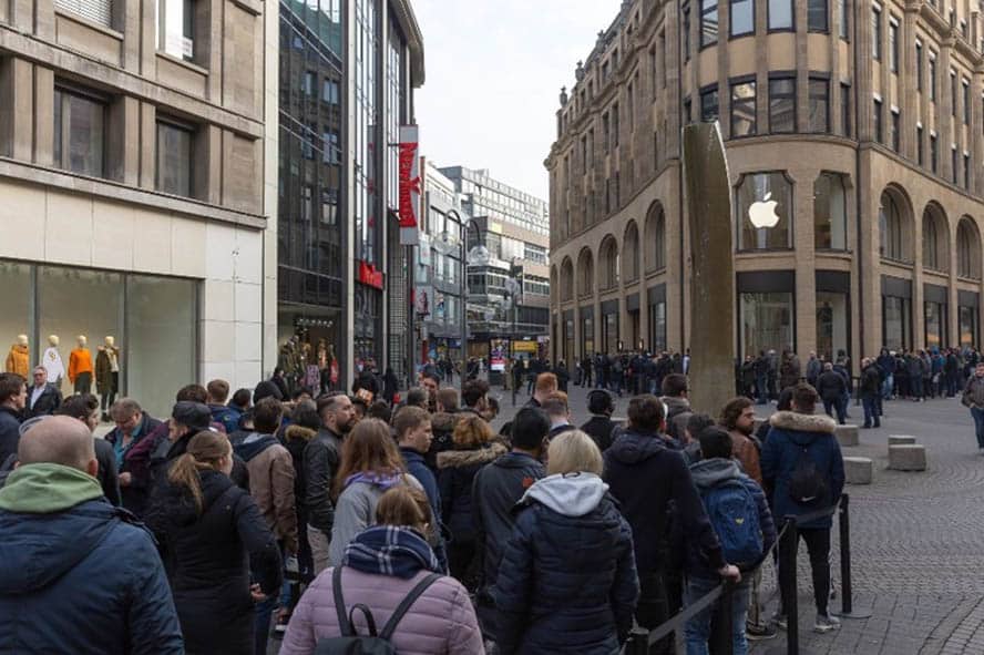 Eine Schlange vor dem Apple Store, zum iPhone X Verkaufsstart