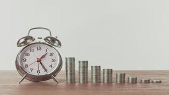 Wecker - Uhr - Abbildung mit Münzen - mit der Zeit mehr Geld