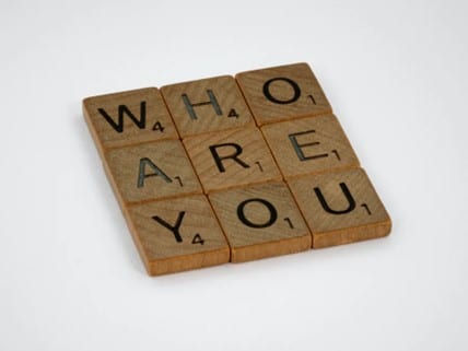 Holzbuchstaben, die zu "Who are you" angeordnet sind