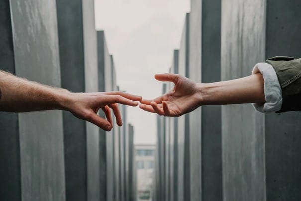 zwei hände bei denen sich die fingerspitzen berühren