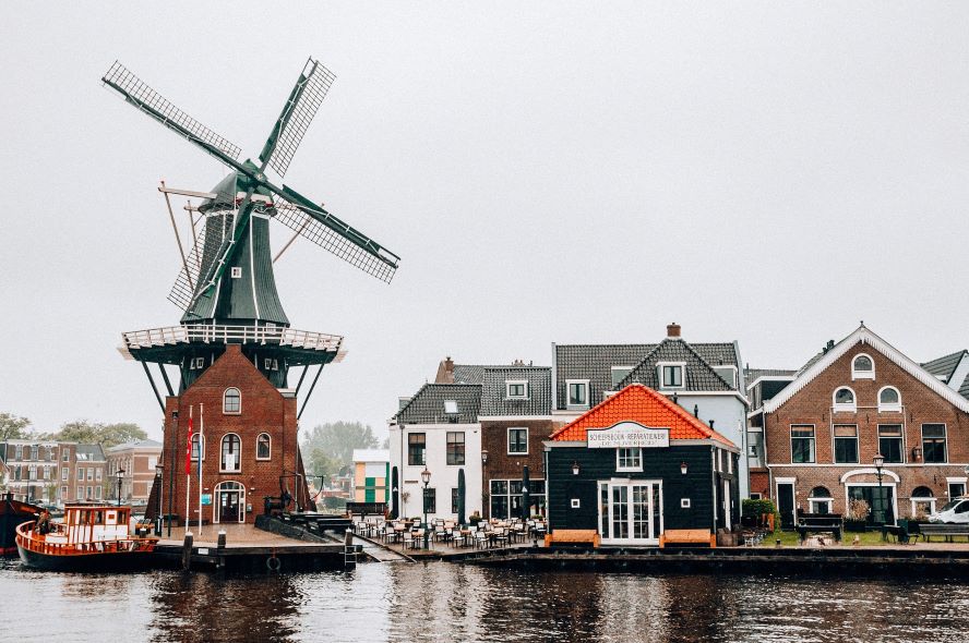 Stockfoto Niederlande Mühle am Wasser