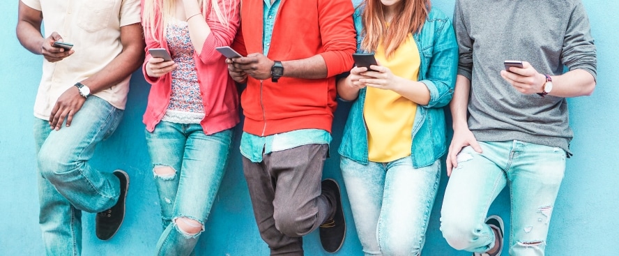 Stockfoto junge Menschen lehnen an der Wand