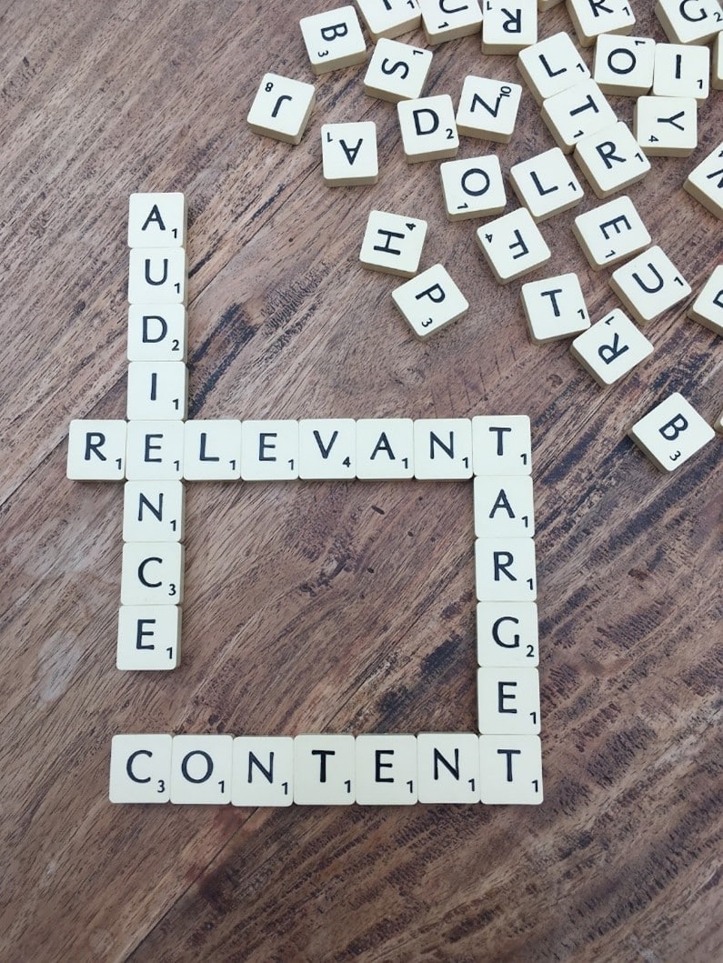 Stockfoto: Zu sehen sind Scrabblesteine mit denen das Wort "Audience", "Relevant", "Target" und "Content" gelegt wurde. 