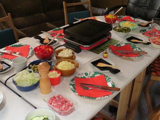 Ein Bild von einem gedeckten Tisch mit Raclette