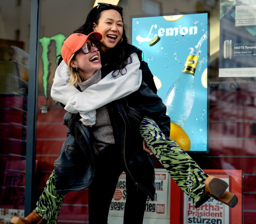 Stockfoto Programmatic Dooh - zwei Frauen Huckepack