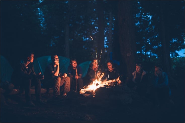 Lagerfeuer mit einer Gruppe Personen Stockfoto
