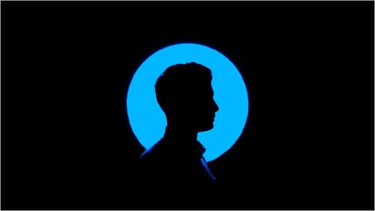 Silhouette von Mensch vor blauem Lichtkreis