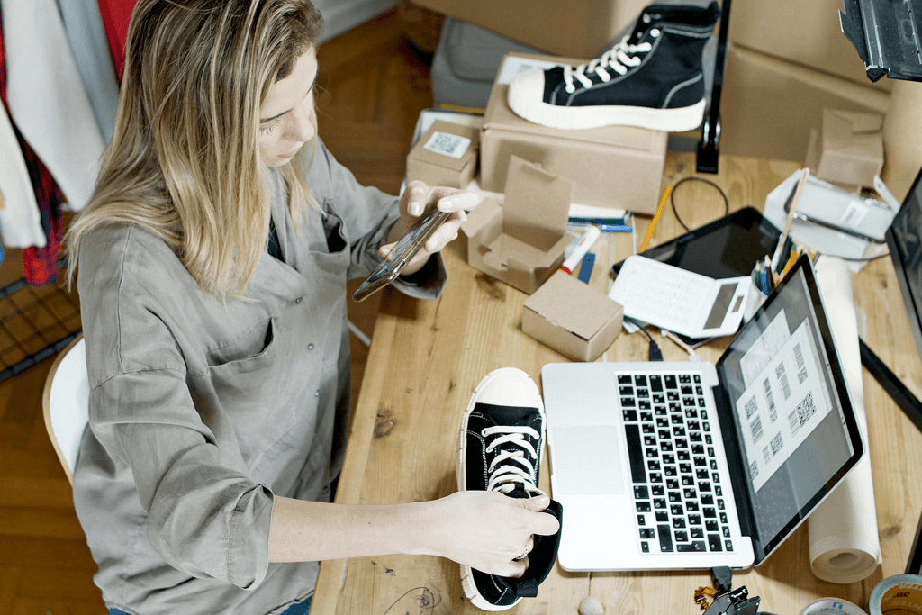 Frau erfasst neue Produkte für ihren Online-Shop.